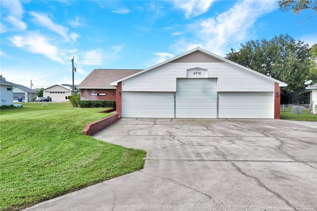 6910 Circle DR, FORT MYERS FL 33905-1