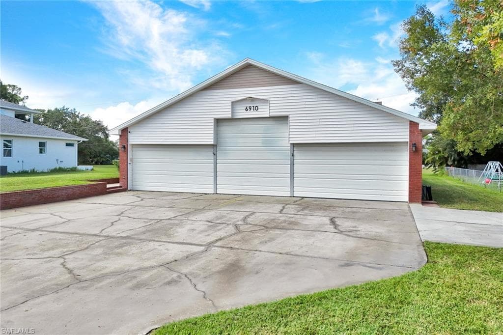 6910 Circle DR, FORT MYERS FL 33905-19