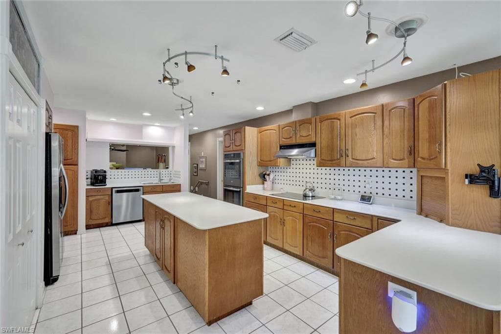 6910 Circle DR, FORT MYERS FL 33905-9
