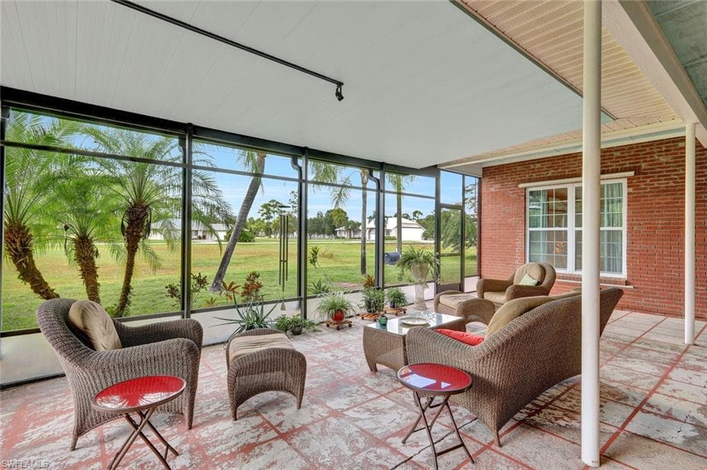 6910 Circle DR, FORT MYERS FL 33905-28