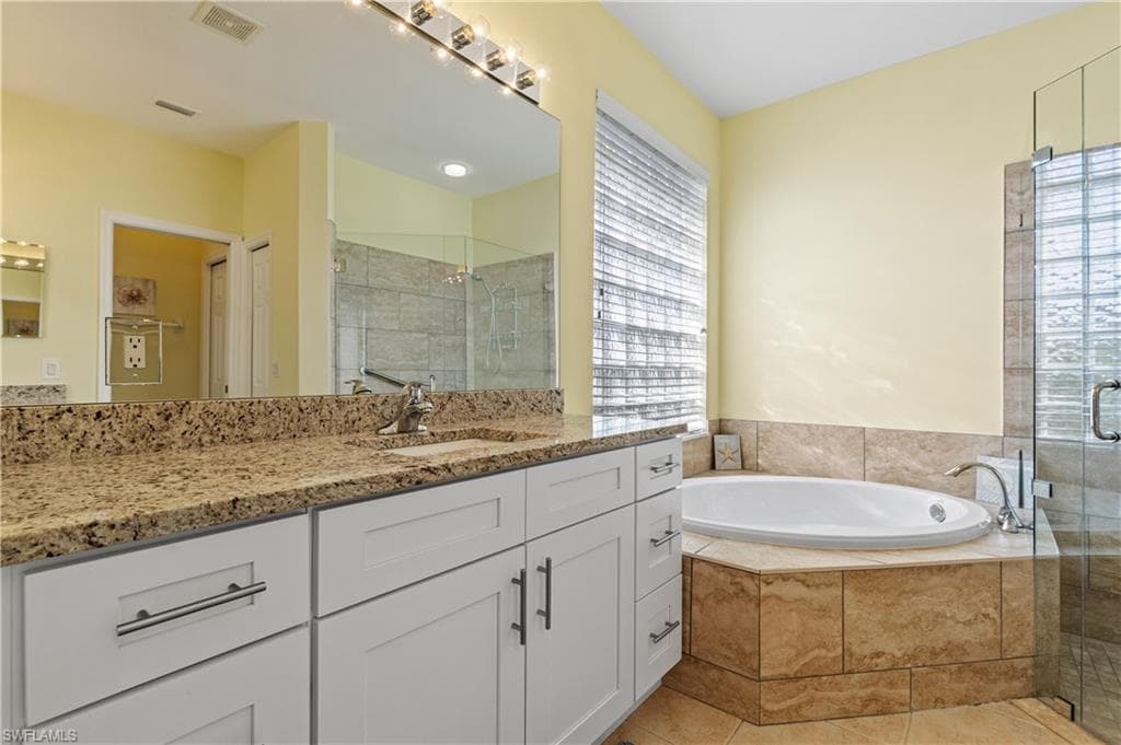 3569 Malagrotta CIR, CAPE CORAL FL 33909-18