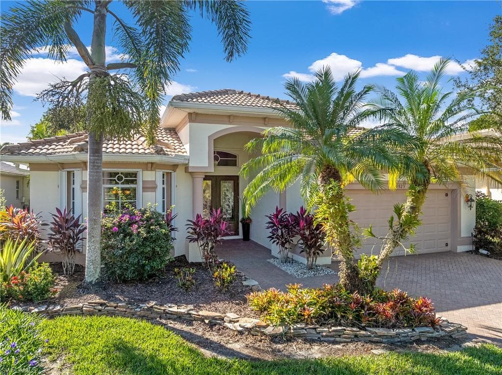 4923 Cerromar DR, NAPLES FL 34112-1