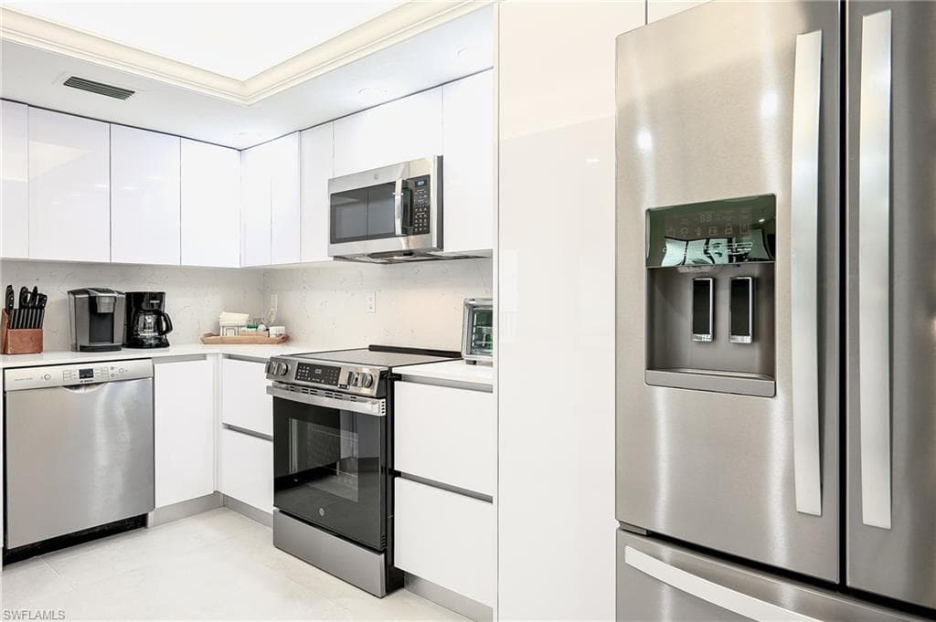 592 Beachwalk CIR # N202, NAPLES FL 34108-3