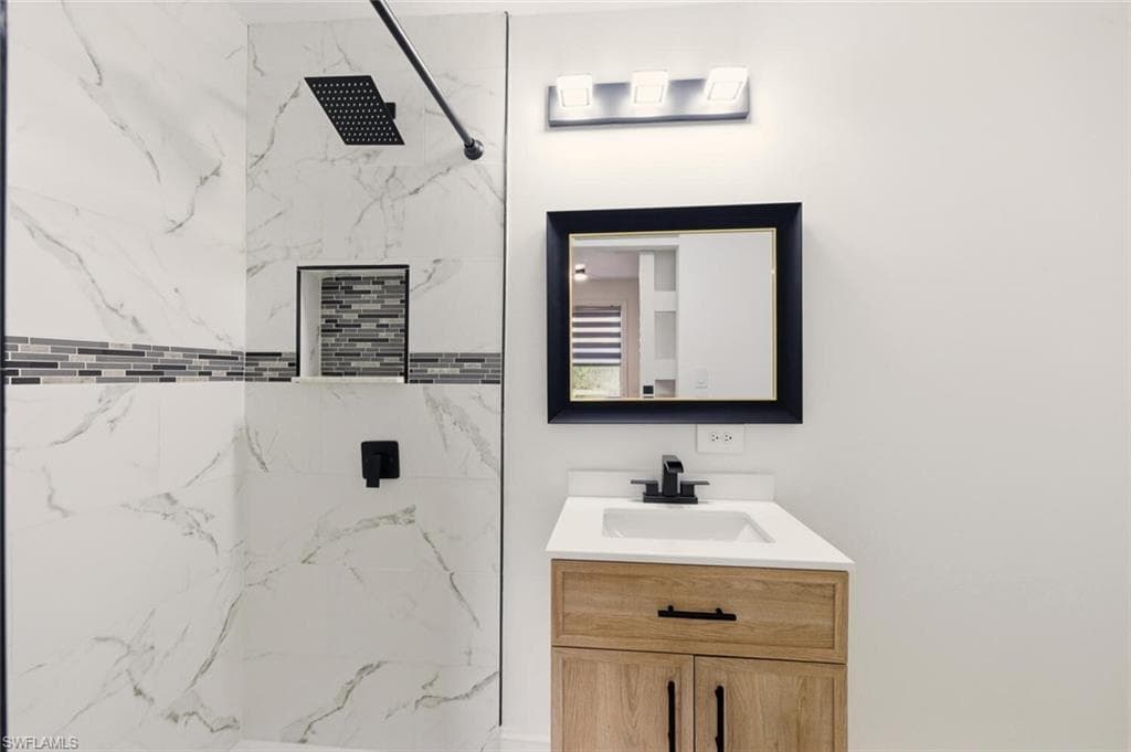 5317 Dixie DR, NAPLES FL 34113-22