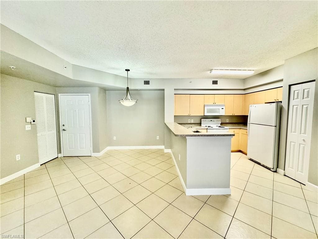1200 Reserve WAY # 103, NAPLES FL 34105-5