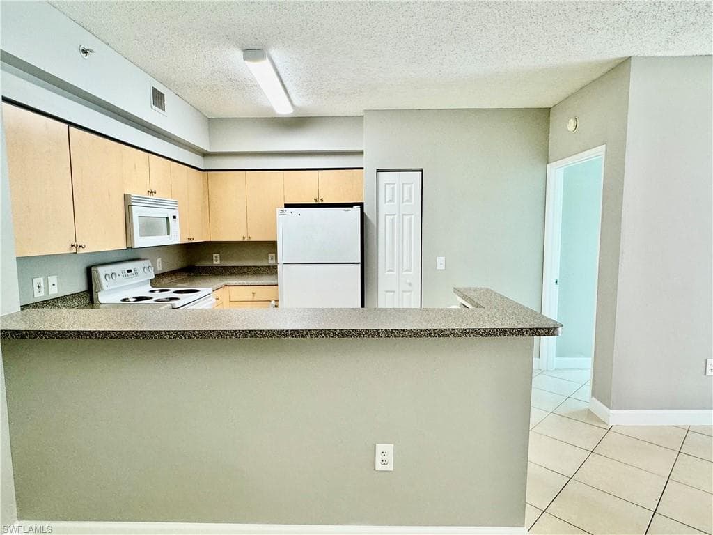 1200 Reserve WAY # 103, NAPLES FL 34105-4