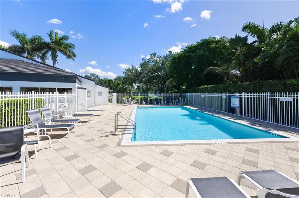 636 Windsor SQ # 102, NAPLES FL 34104-26