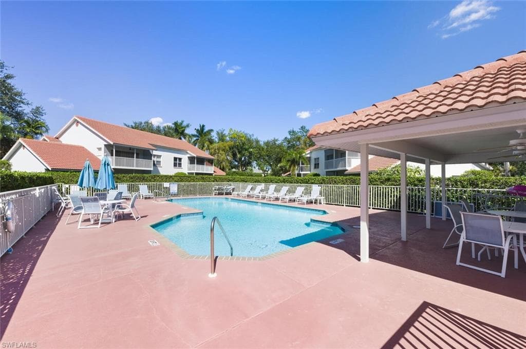 636 Windsor SQ # 102, NAPLES FL 34104-27