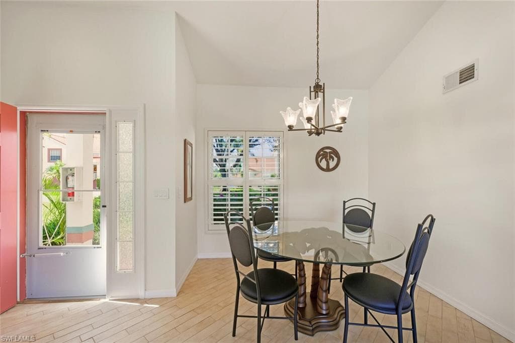 636 Windsor SQ # 102, NAPLES FL 34104-4