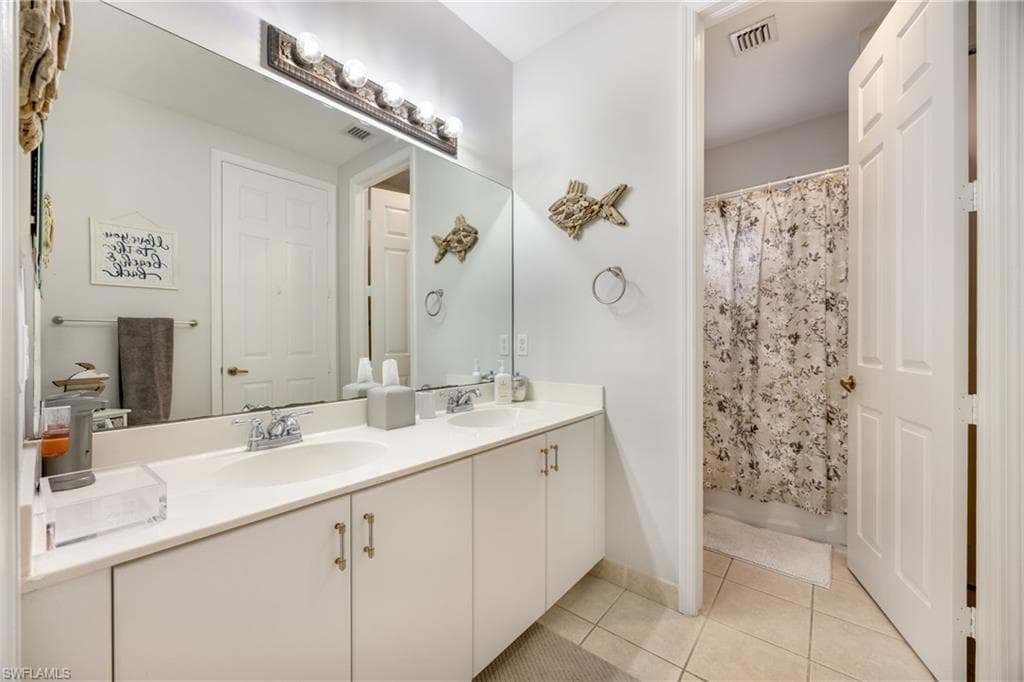 1320 Mariposa CIR # 104, NAPLES FL 34105-26