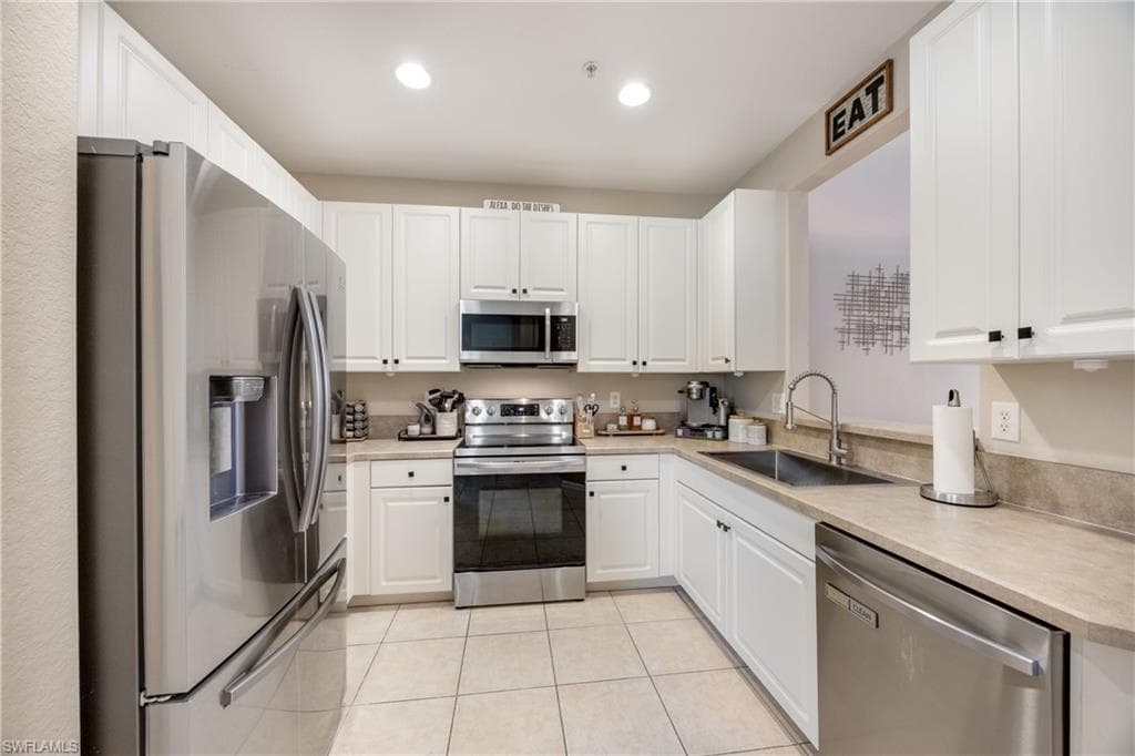 1320 Mariposa CIR # 104, NAPLES FL 34105-1