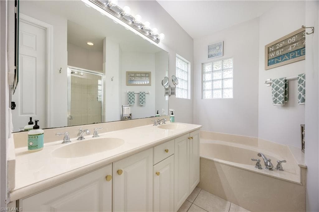 1320 Mariposa CIR # 104, NAPLES FL 34105-12