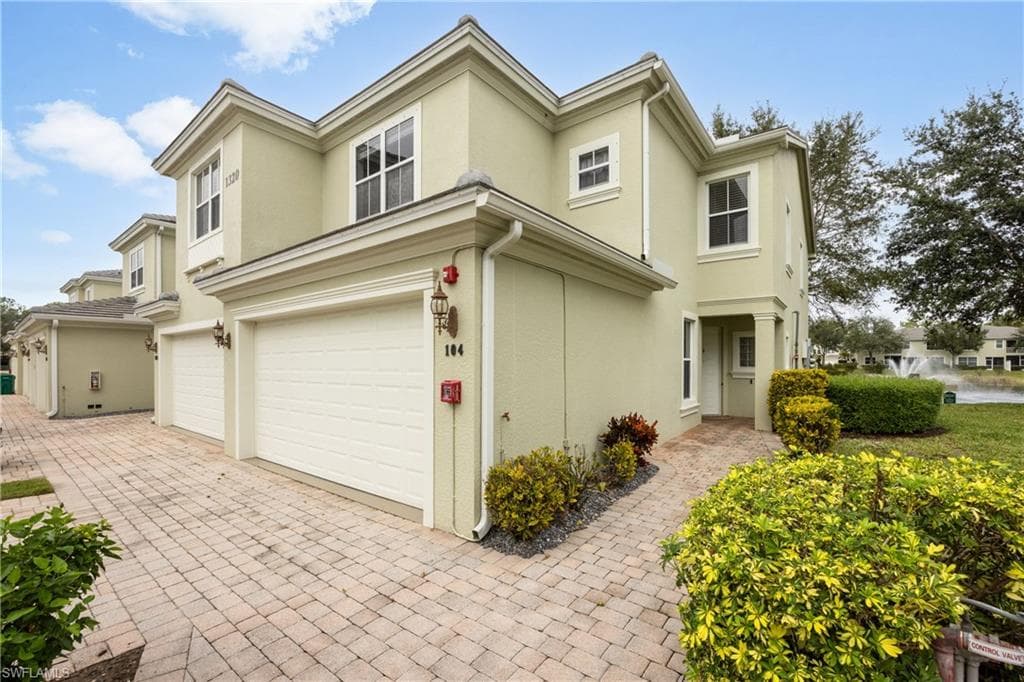 1320 Mariposa CIR # 104, NAPLES FL 34105-39