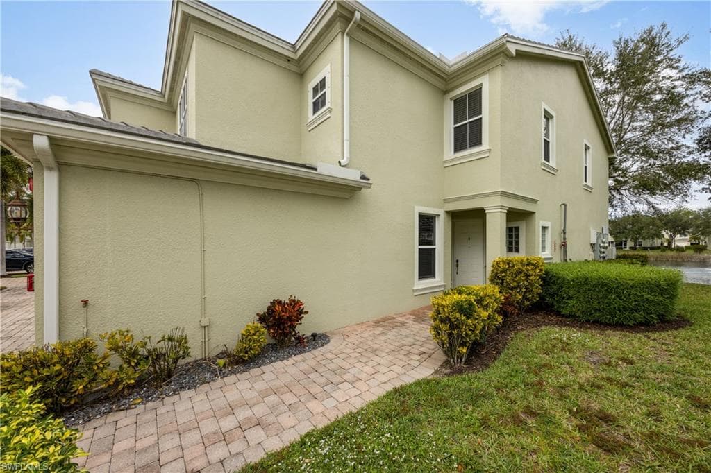 1320 Mariposa CIR # 104, NAPLES FL 34105-38