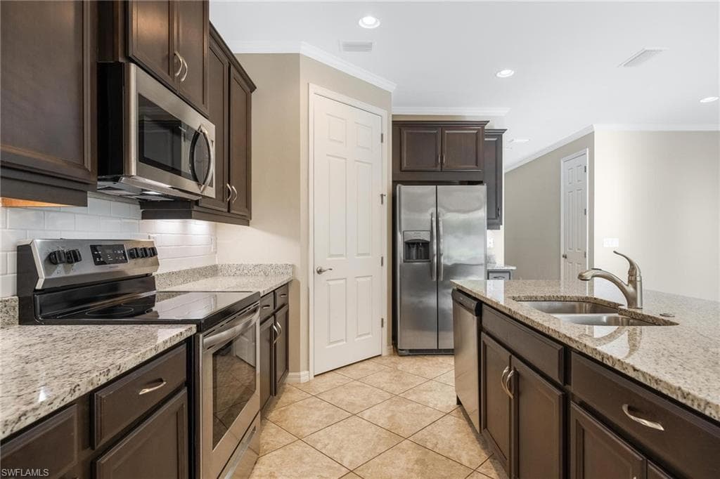 2899 Sunset Pointe CIR, CAPE CORAL FL 33914-18