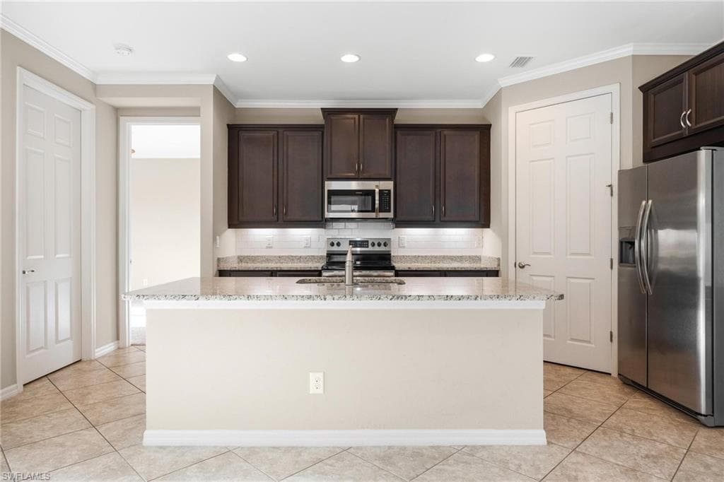 2899 Sunset Pointe CIR, CAPE CORAL FL 33914-3