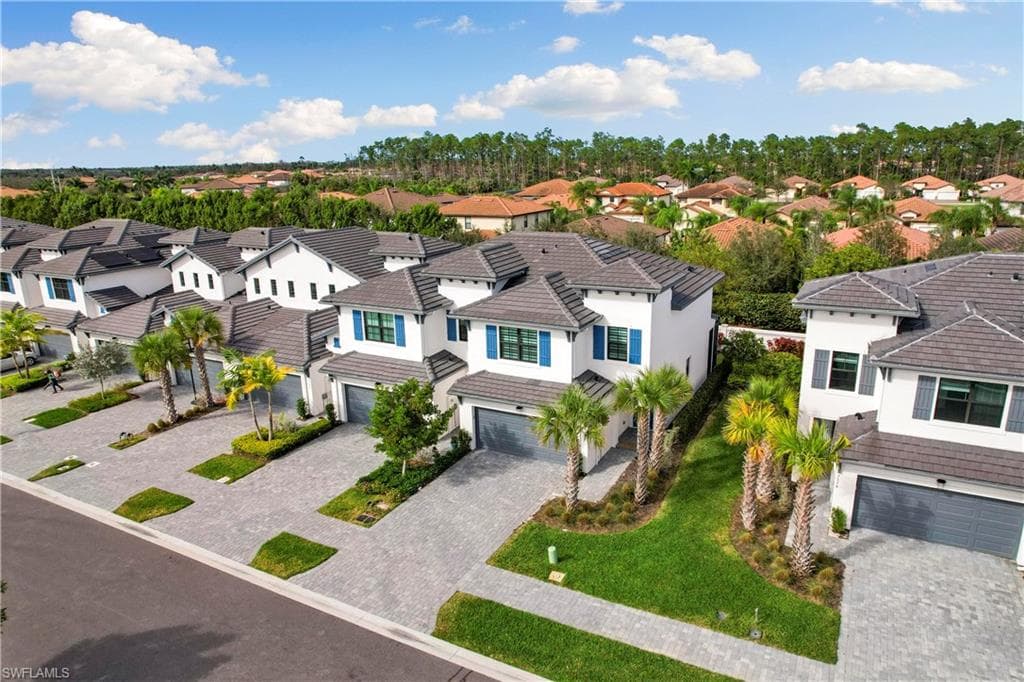 7578 Rockefeller DR, NAPLES FL 34119-1