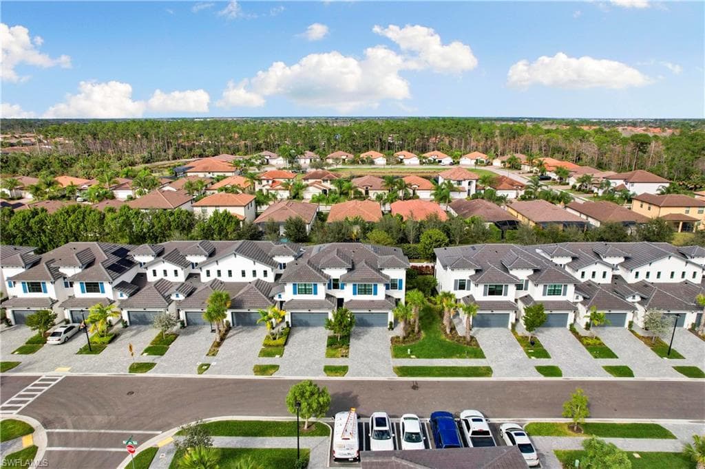 7578 Rockefeller DR, NAPLES FL 34119-32