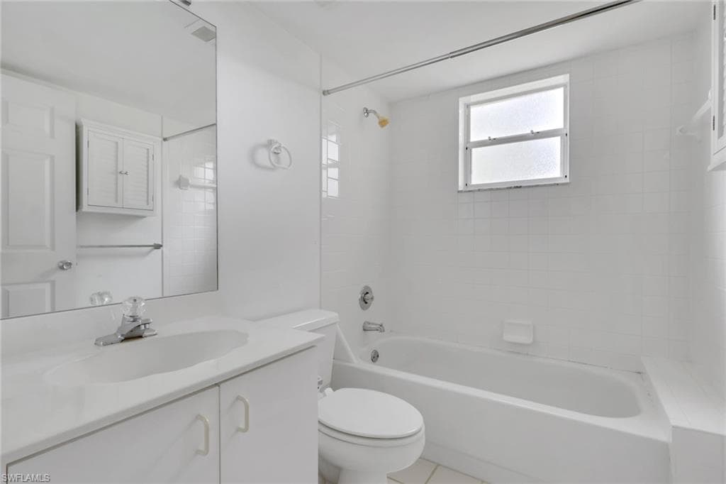 162 Pebble Shores DR # 104, NAPLES FL 34110-28