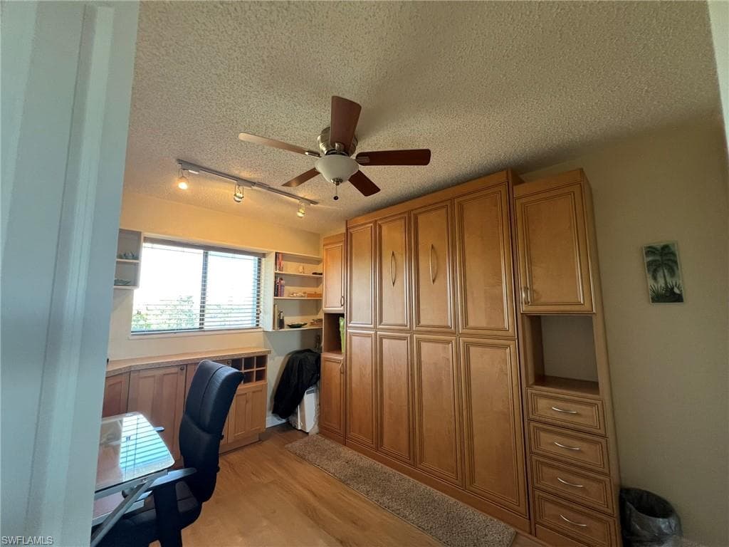 1250 Tennisplace CT A33-19
