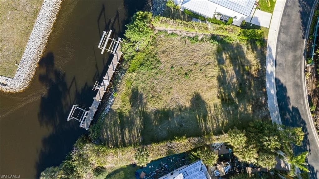 1895 Gordon River LN, NAPLES FL 34104-2