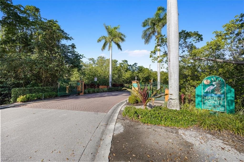 1895 Gordon River LN, NAPLES FL 34104-9