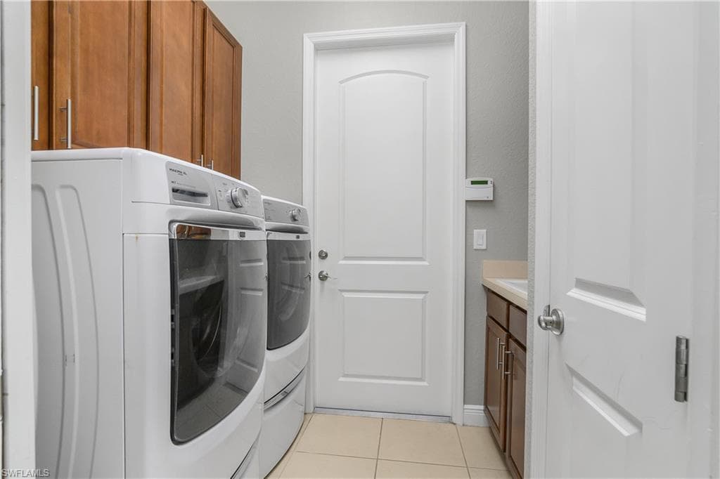 1558 Serrano CIR, NAPLES FL 34105-21