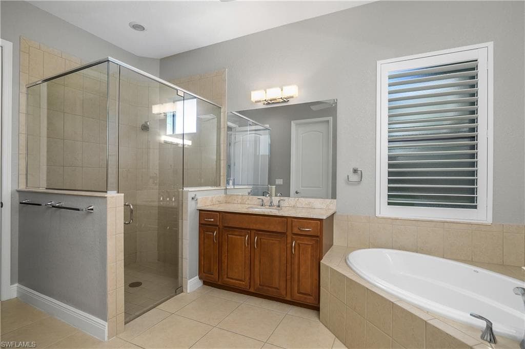 1558 Serrano CIR, NAPLES FL 34105-14