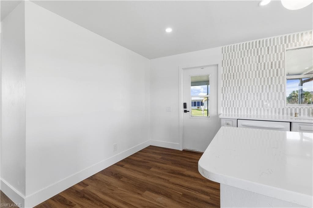 13670 Dowitcher DR-18