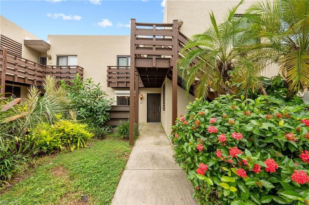 137 Pinebrook DR, FORT MYERS FL 33907-39