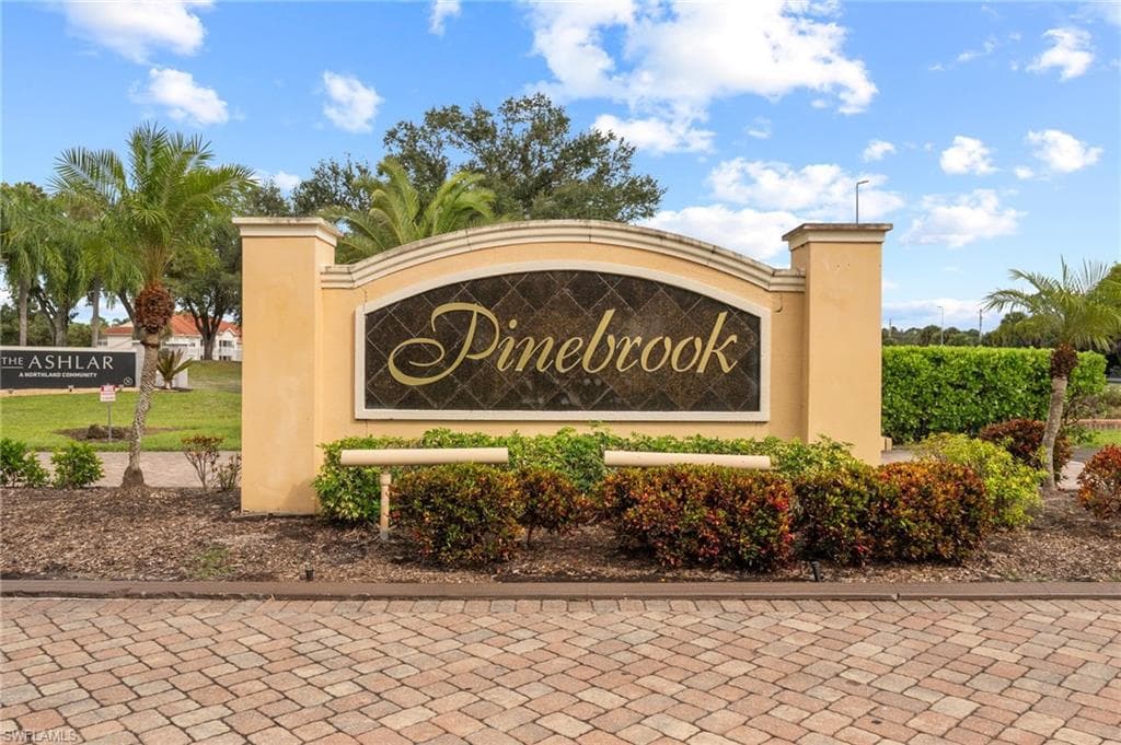 137 Pinebrook DR, FORT MYERS FL 33907-30