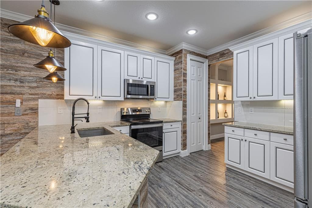 1330 Mariposa CIR # 103, NAPLES FL 34105-2