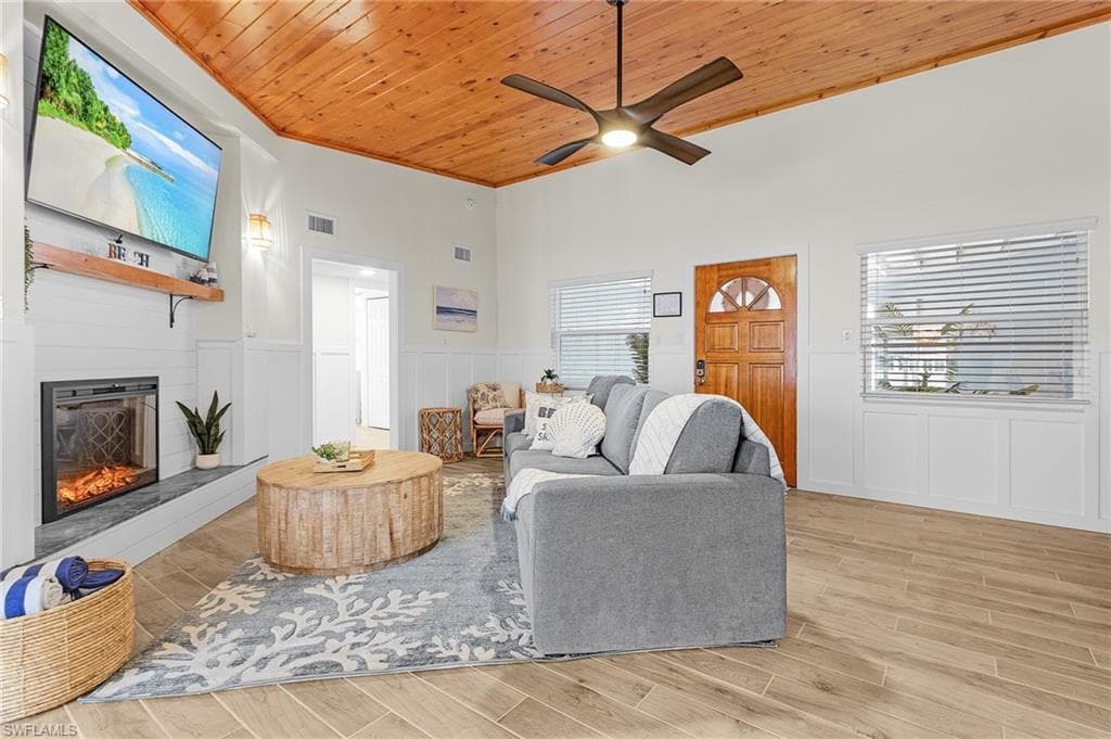 467 Madison CT, FORT MYERS BEACH FL 33931-8