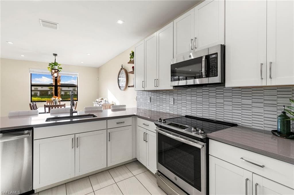 7421 Rockefeller DR, NAPLES FL 34119-9