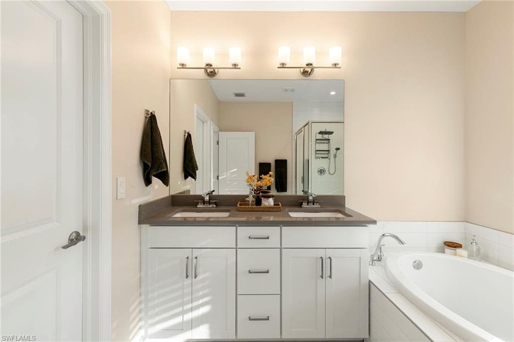 7421 Rockefeller DR, NAPLES FL 34119-17