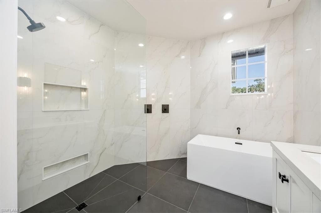 9151 Palmetto Ridge DR # 202, ESTERO FL 34135-14