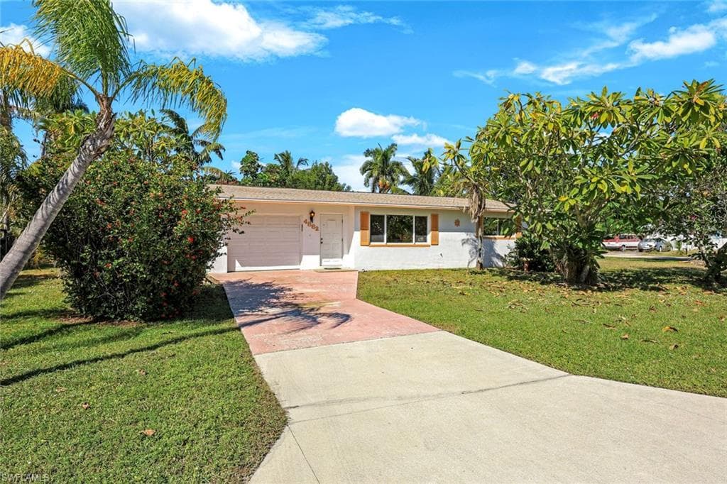 4862 Catalina DR, NAPLES FL 34112-22