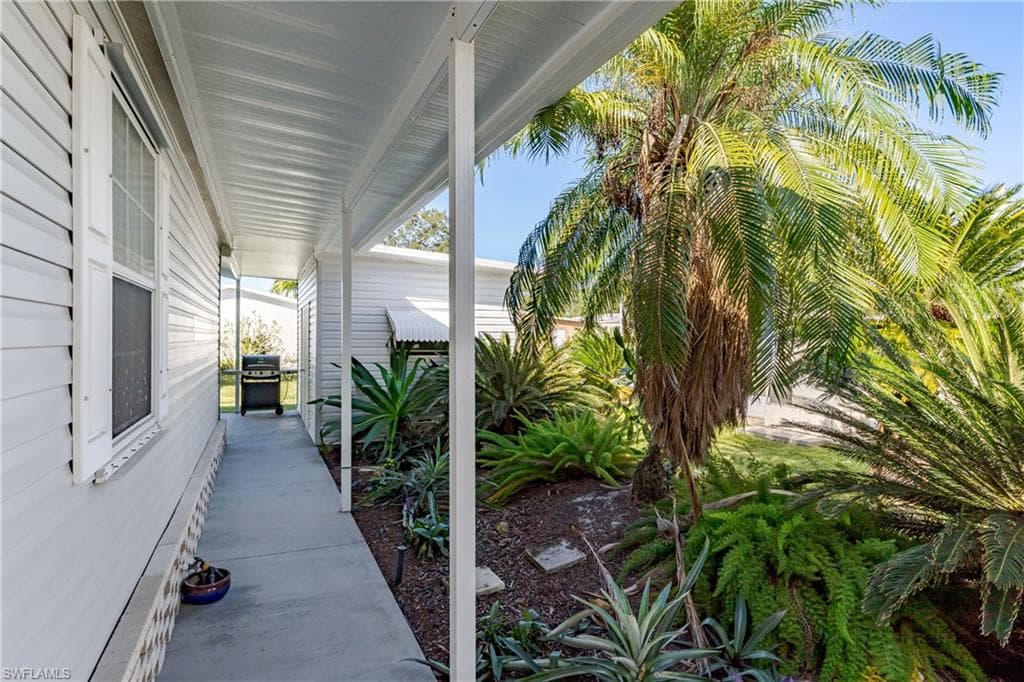 255 Riverwood RD, NAPLES FL 34114-28