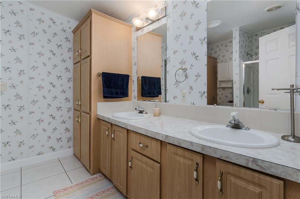 255 Riverwood RD, NAPLES FL 34114-20