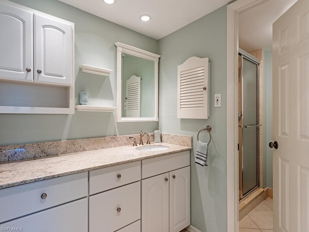 555 Park Shore DR B411-8