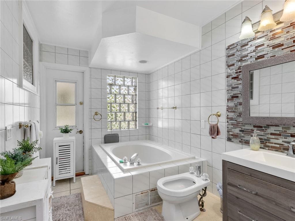 164 Sabal Lake DR, NAPLES FL 34104-17