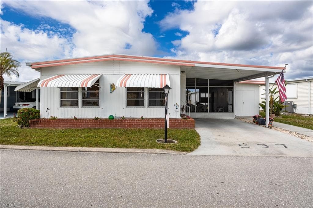 537 Palmer BLVD, NORTH FORT MYERS FL 33903-1