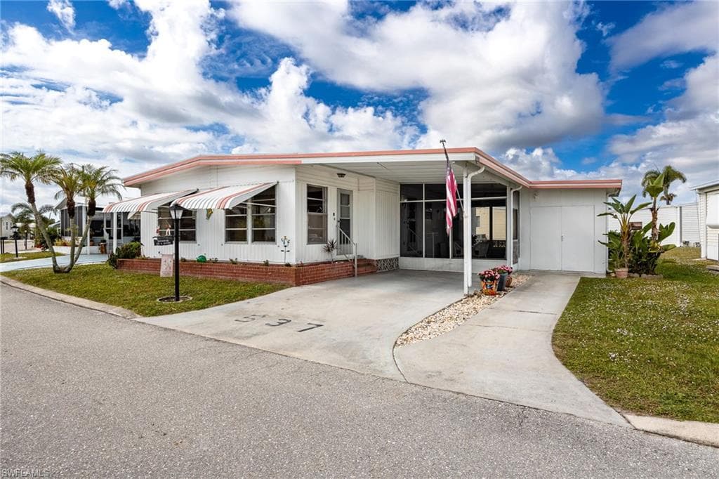 537 Palmer BLVD, NORTH FORT MYERS FL 33903-2