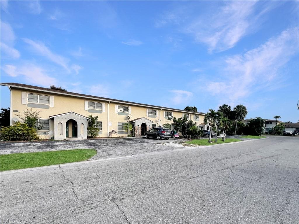 6635 Warwick CIR # 8, FORT MYERS FL 33919-22