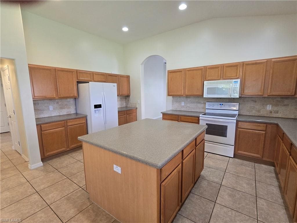 2049 Fairmont LN, NAPLES FL 34120-8