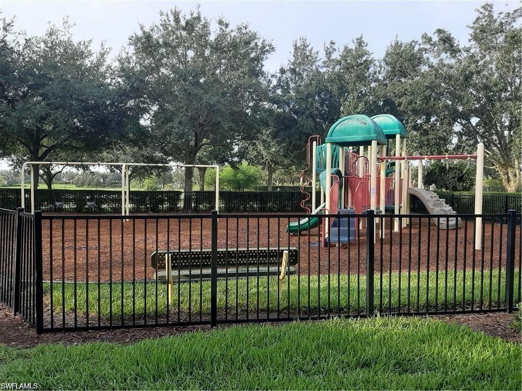 2049 Fairmont LN, NAPLES FL 34120-39