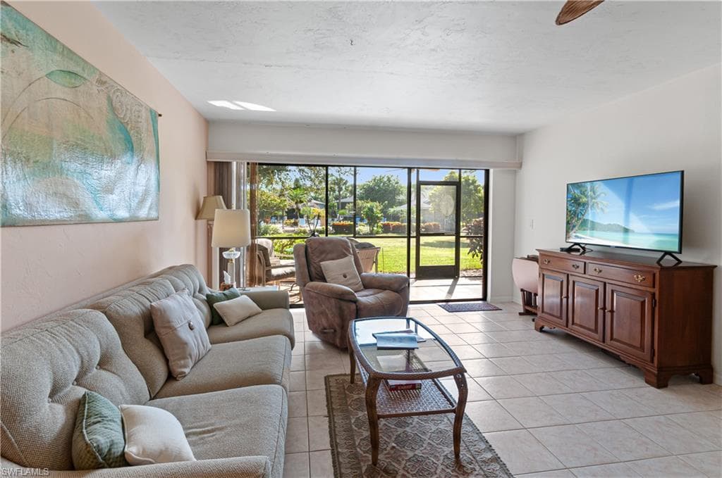 1208 Commonwealth CIR # J103, NAPLES FL 34116-8