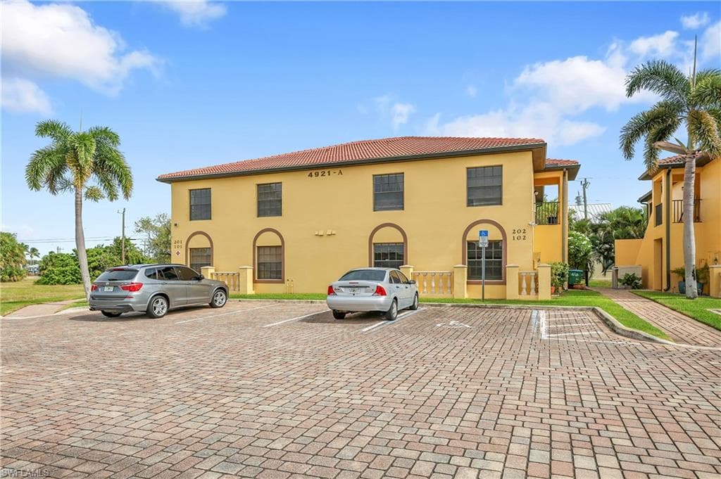 4921 SW 16th PL 201-6
