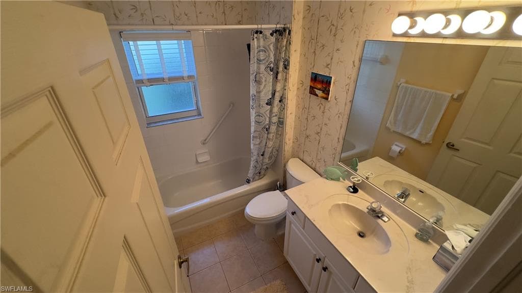 5653 Greenwood CIR # 104, NAPLES FL 34112-15