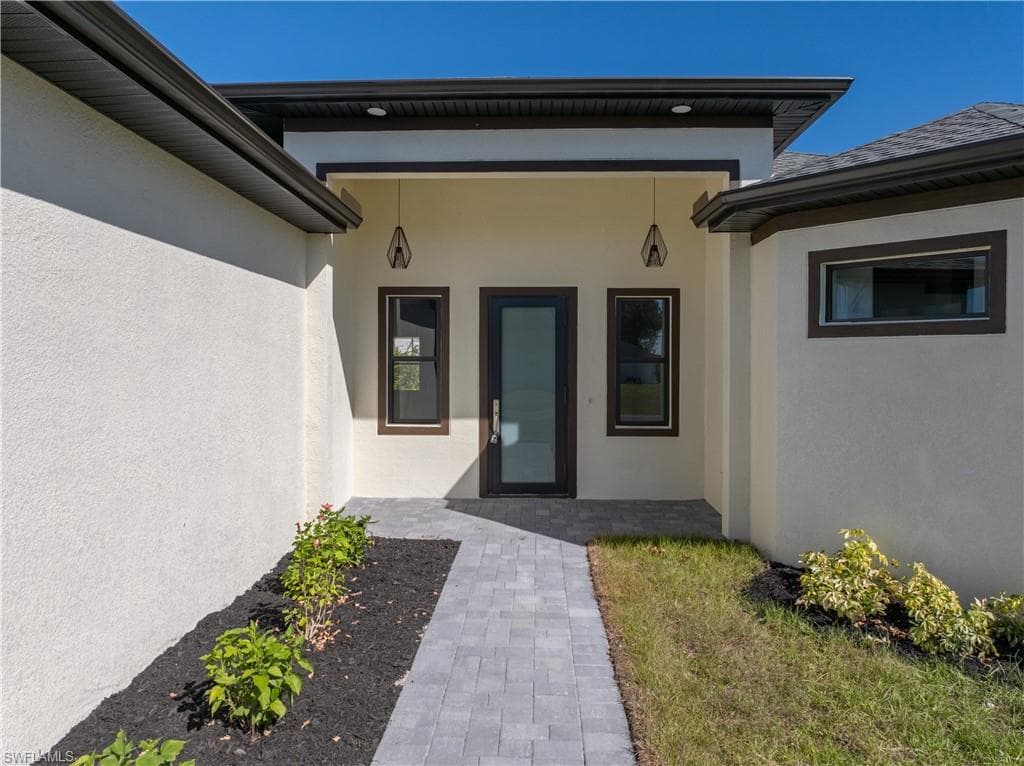 100 Zobora CIR, FORT MYERS FL 33913-35